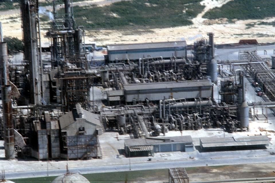 Tan sólo en marzo de este año, la petrolera importó 22 mil 346 toneladas de etano.