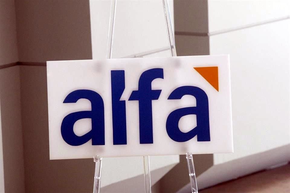 Accionistas de Alfa acordaron emitir cerca de 740 millones de acciones a un precio de suscripción de 10.75 pesos por unidad.