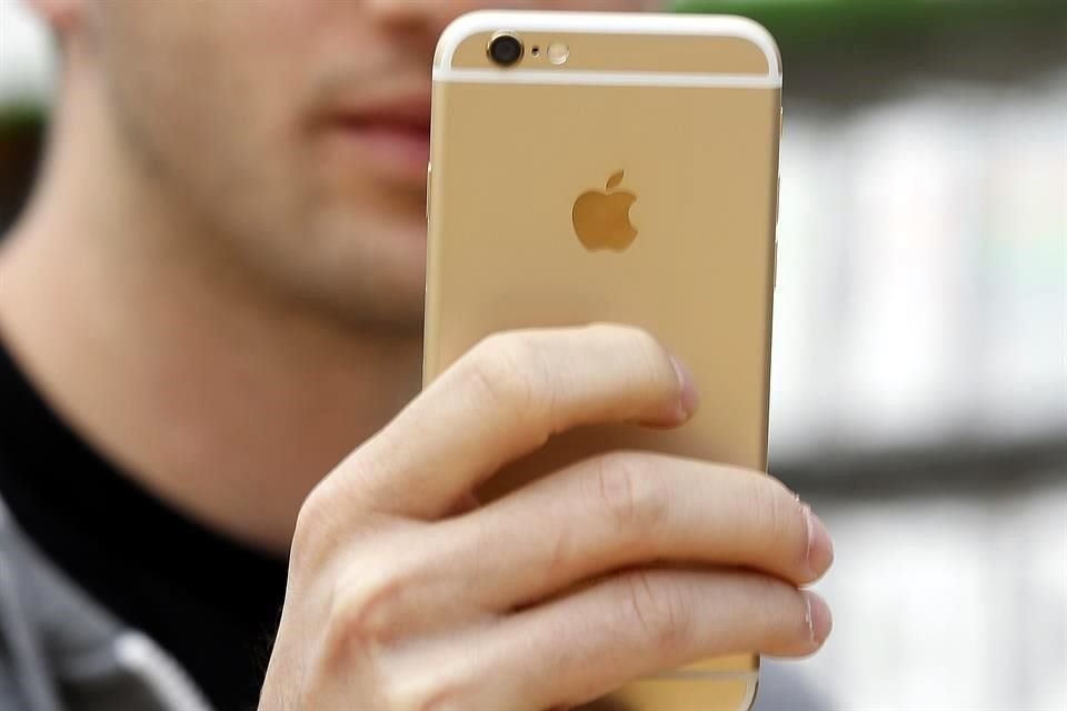 En 2020, Apple enfrentó un escándalo al ser acusado por usuarios de disminuir el rendimiento de los iPhone más antiguos.