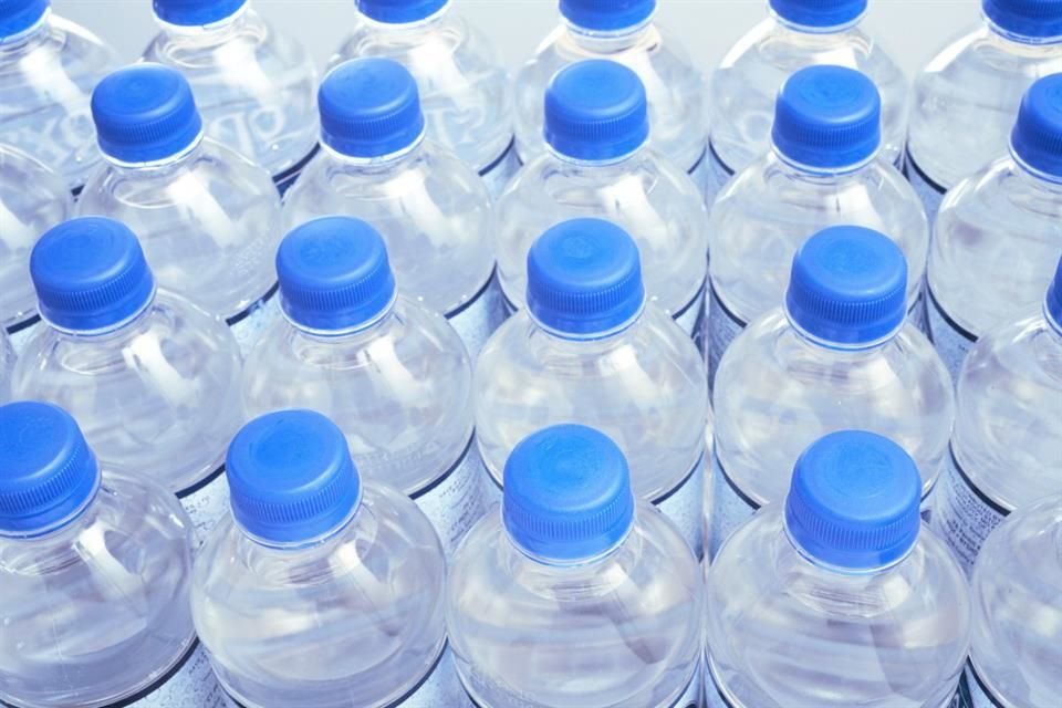 El 69.4 por ciento de la gente entrevistada dijo que opta por beber agua embotellada por aspectos de salud, mientras que el 19.6 por ciento lo hace debido al sabor o color del agua de la red pública.