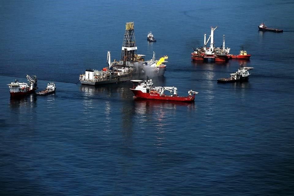 Un barco italiano fue asaltado en el Golfo de México por ocho piratas, quienes robaron material e hirieron a dos marineros, según agencias.