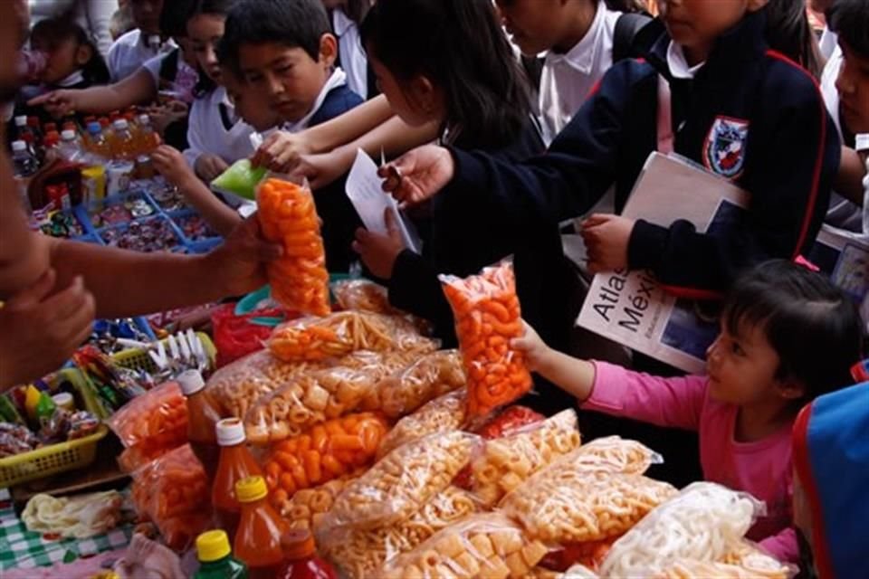 Luego que entró en vigor ley que prohíbe venta de comida 'chatarra' en escuelas, aquellas que sigan vendiendo recibirán multas o clausuras.