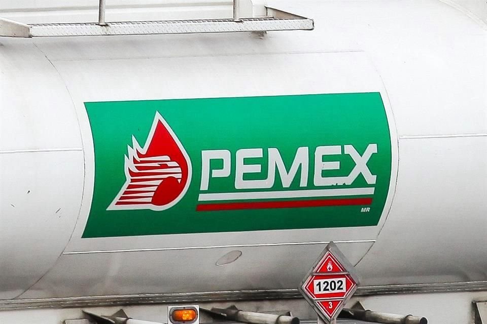 Pemex está congelando nuevos contratos con proveedores, mientras diseña un esquema para cubrir adeudos por casi 20 mil mdd con acreedores.