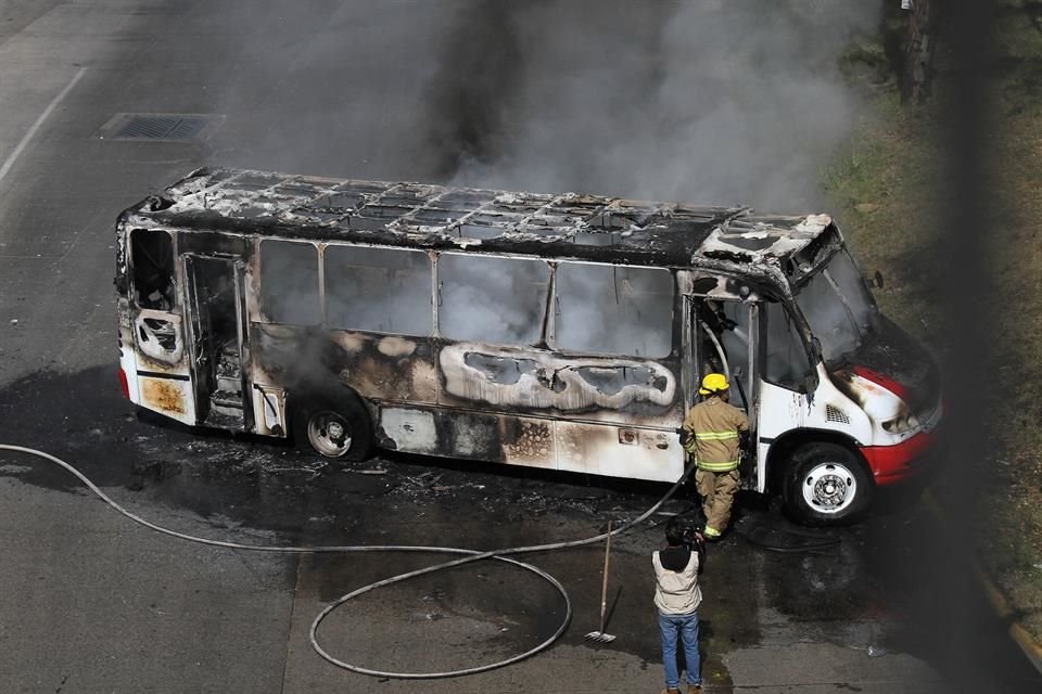El 1 de mayo de 2015, integrantes del CJNG bloquearon calles con camiones y les prendieron fuego, como éste, en Periférico.