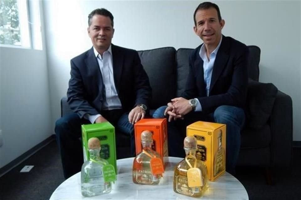 Francisco Soltero y Lee Applbaum, directivos de Tequila Patrón. Casi toda la producción de la firma se exporta y sólo uno por ciento se encuentra en algunas tiendas departamentales del País.