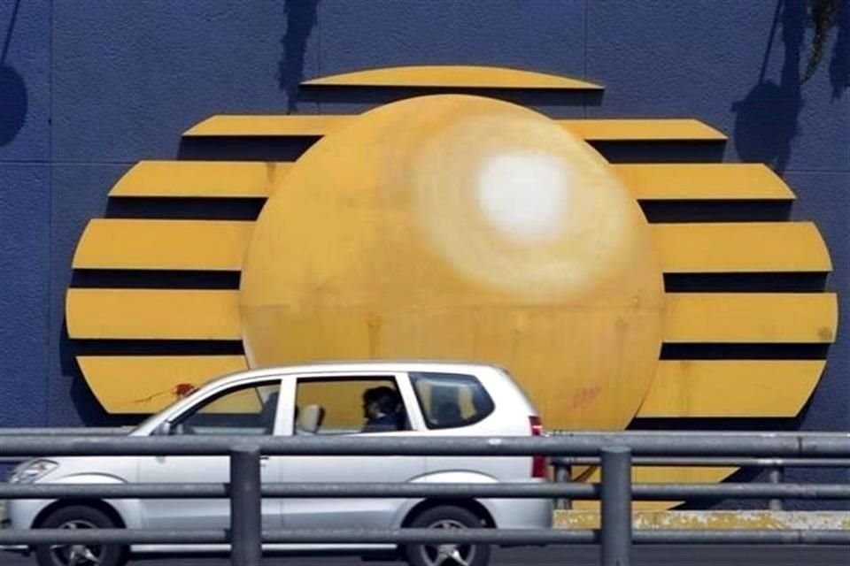 El despacho señala que en noviembre de 2017, un ejecutivo de Torneos y Competencias testificó contra tres directivos de FIFA que presuntamente recibieron sobornos de medios, entre ellos Televisa, para obtener los derechos televisivos de los Mundiales de 2026 y 2030.