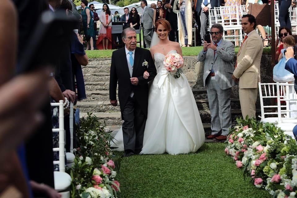 El abuelo de Melissa, Juan Manuel Zermeño, de 90 años, la entregó en el altar.