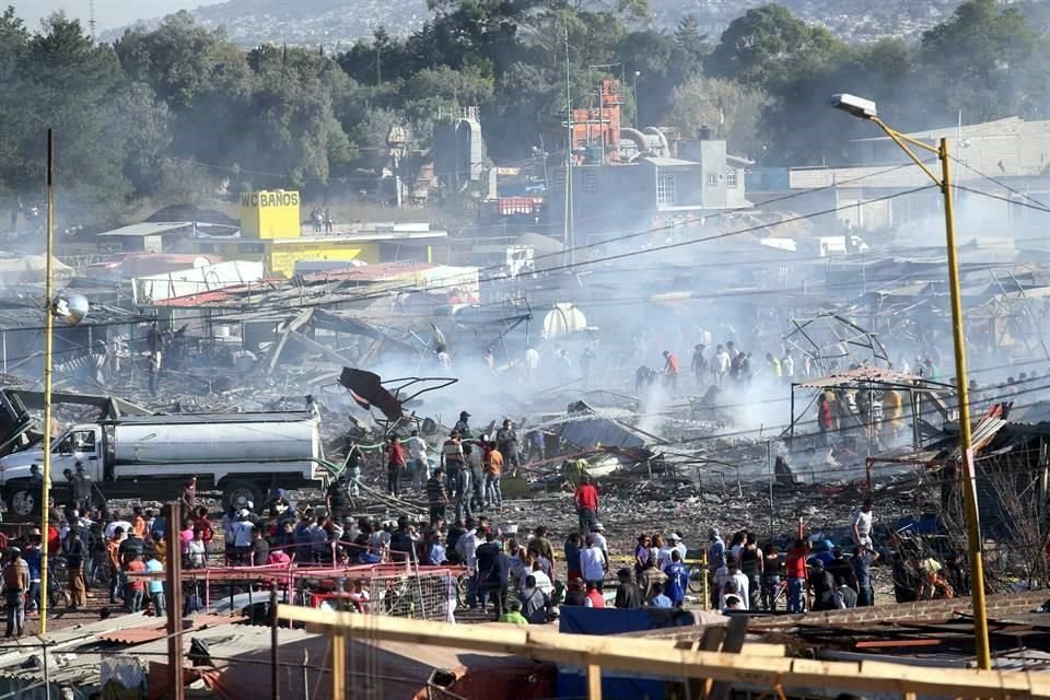 La explosión que se registró en el mercado de pirotecnia, en Tultepec, dejó al menos 31 muertos y 50 hospitalizados, informaron autoridades.