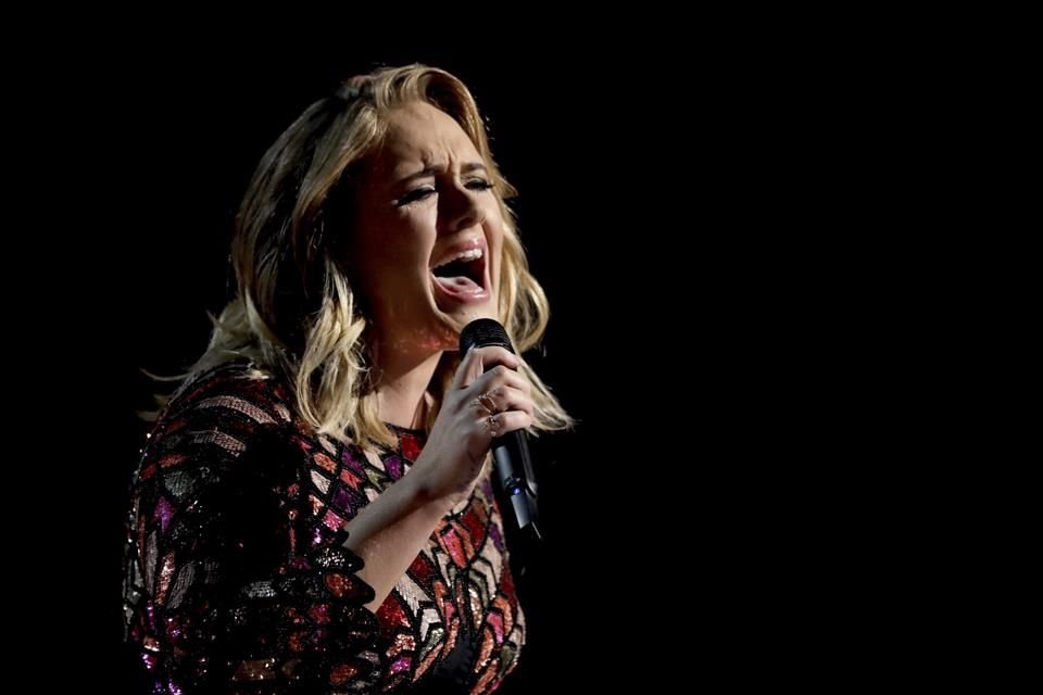 Adele fue la encargada de dar inicio a la ceremonia con una emotiva interpretación de 'Hello'.