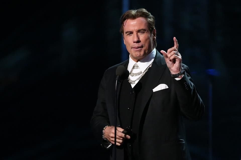 John Travolta bromeó con el público al presentar una actuación de Carrie Underwood y Keith Urban.
