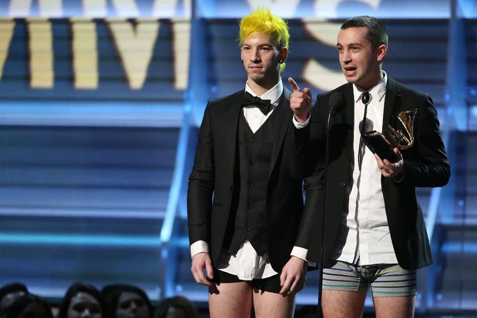 Twenty One Pilots recibieron el galardón por 'Stressed Out' ¡en calzones!