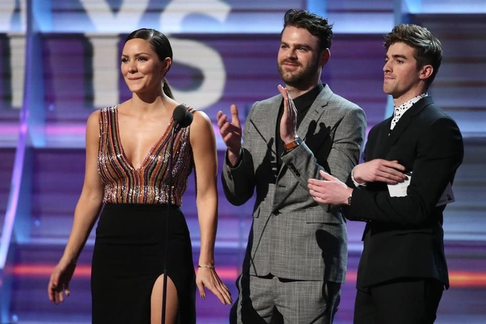The Chainsmokers presentaron el premio a Mejor Canción de Rock, que David Bowie ganó de manera póstuma por 'Blackstar'.