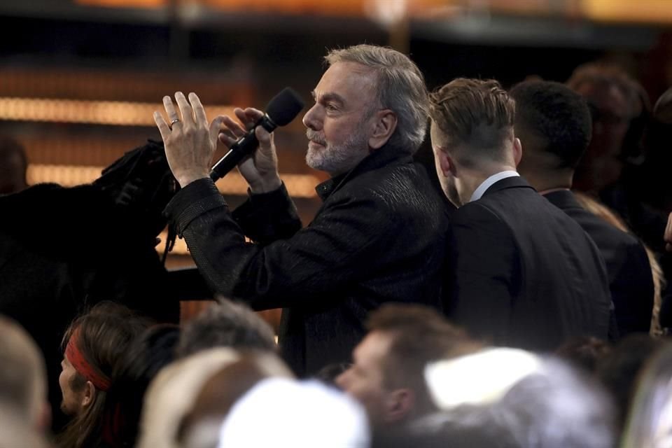 Neil Diamond condujo una actuación de James Corden y varios otros invitados del tema 'Sweet Caroline'.