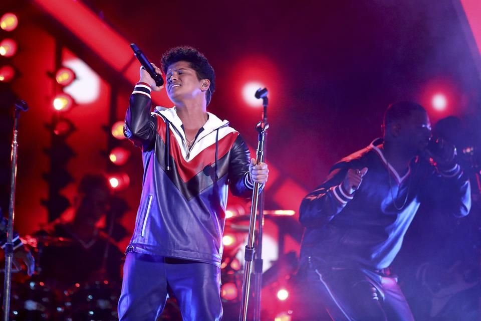Bruno Mars mostró mucha energía con el tema 'That's What I Like'.