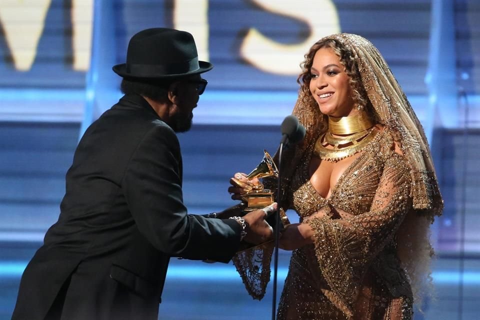 William Bell presentó el Grammy de Mejor Álbum Urbano Contemporáneo a Beyoncé, por 'Lemonade'.