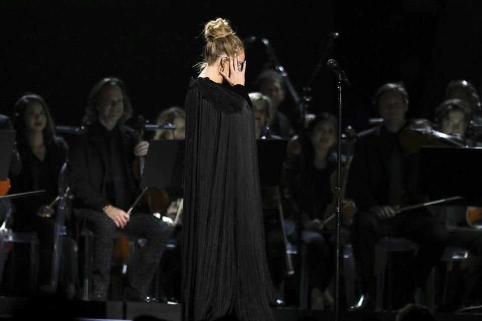 Adele cantó 'Fastlove' en homenaje a George Michael, aunque tuvo que reiniciar su actuación tras equivocarse.