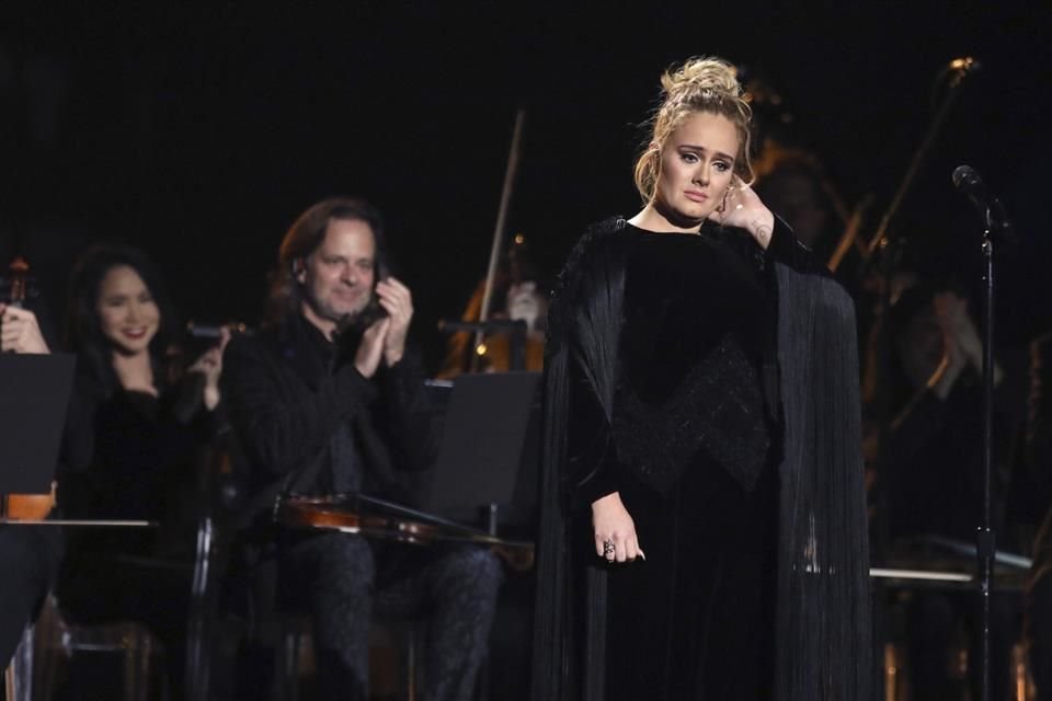 Lució muy conmovida tras terminar la canción.