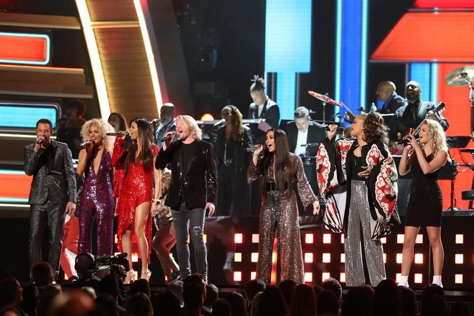 Todos juntos, cantaron 'Stayin' Alive'.