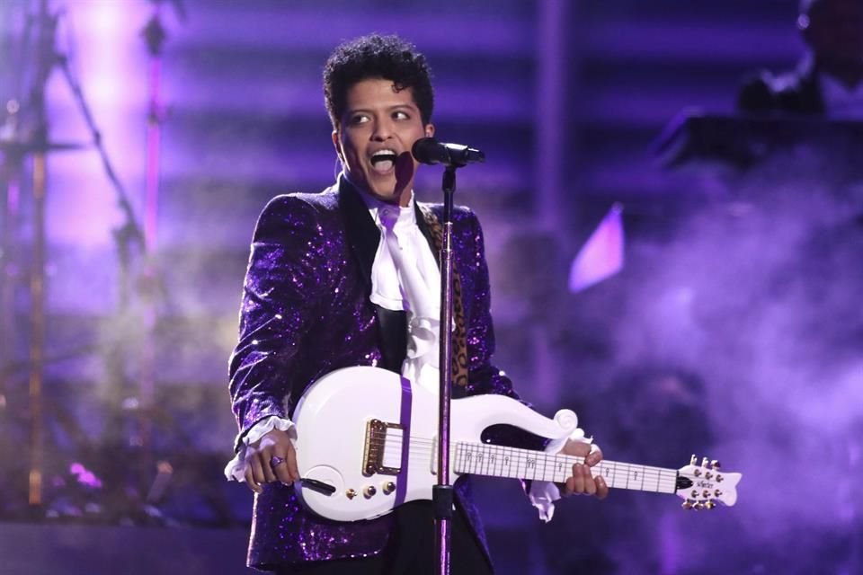Bruno Mars entonó 'Let's Go Crazy' en homenaje a Prince.