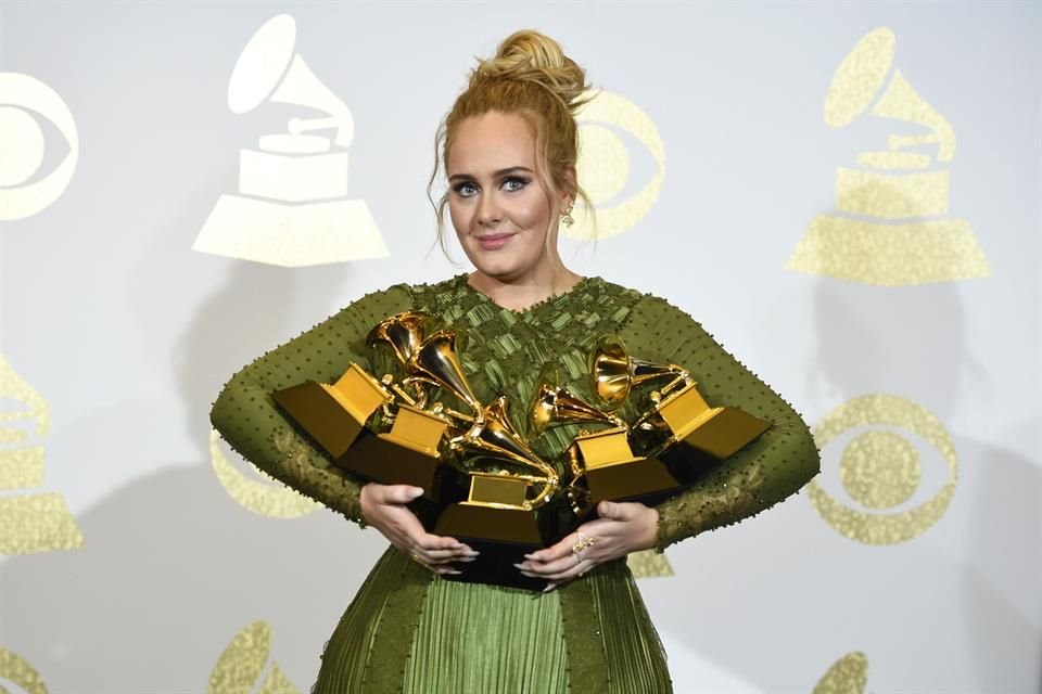 12 de febrero de 2017.- Adele fue la gran ganadora de los Grammy, al llevarse cinco premios por su disco '25'.