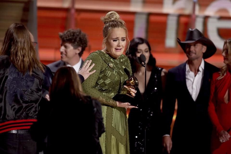 La británica quedó muy conmovida al final de la ceremonia, tras llevarse los galardones más importantes de la noche: Álbum del Año, Grabación del Año y Canción del Año ('Hello').