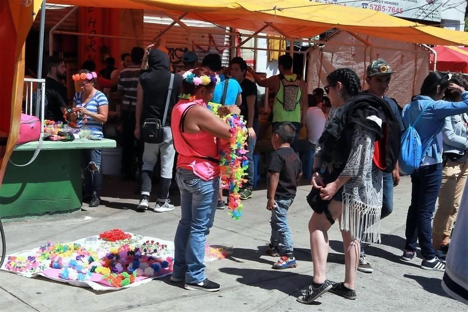 Pese al cansancio del primer día, decenas de jóvenes desafían al Sol y acuden con entusiasmo a la segunda y última jornada del Electric Daisy Carnival, que se realiza en el Autódromo Hermanos Rodrígue