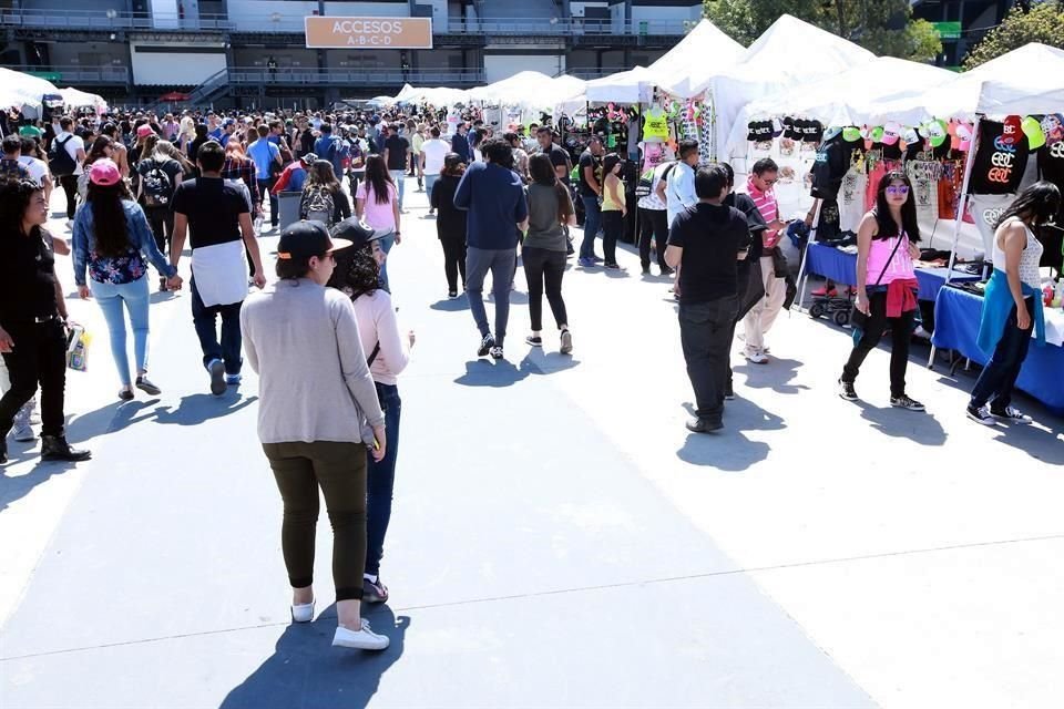 Pese al cansancio del primer día, decenas de jóvenes desafían al Sol y acuden con entusiasmo a la segunda y última jornada del Electric Daisy Carnival, que se realiza en el Autódromo Hermanos Rodrígue