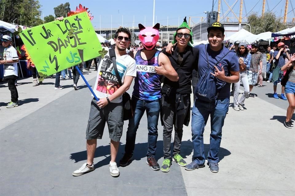 Pese al cansancio del primer día, decenas de jóvenes desafían al Sol y acuden con entusiasmo a la segunda y última jornada del Electric Daisy Carnival, que se realiza en el Autódromo Hermanos Rodrígue