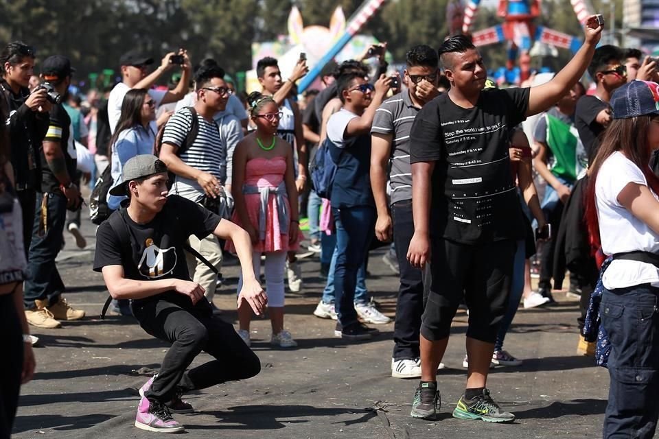 Pese al cansancio del primer día, decenas de jóvenes desafían al Sol y acuden con entusiasmo a la segunda y última jornada del EDC.