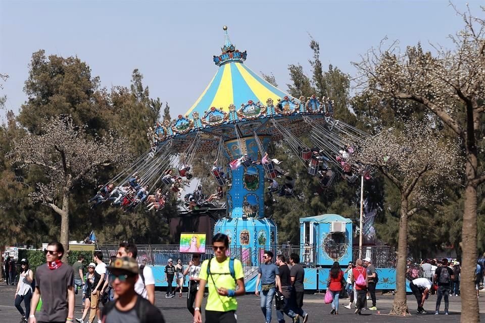 Pese al cansancio del primer día, decenas de jóvenes desafían al Sol y acuden con entusiasmo a la segunda y última jornada del EDC.