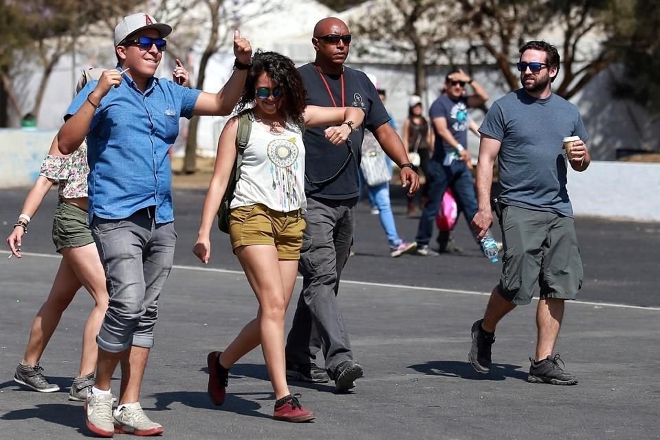 Pese al cansancio del primer día, decenas de jóvenes desafían al Sol y acuden con entusiasmo a la segunda y última jornada del EDC.