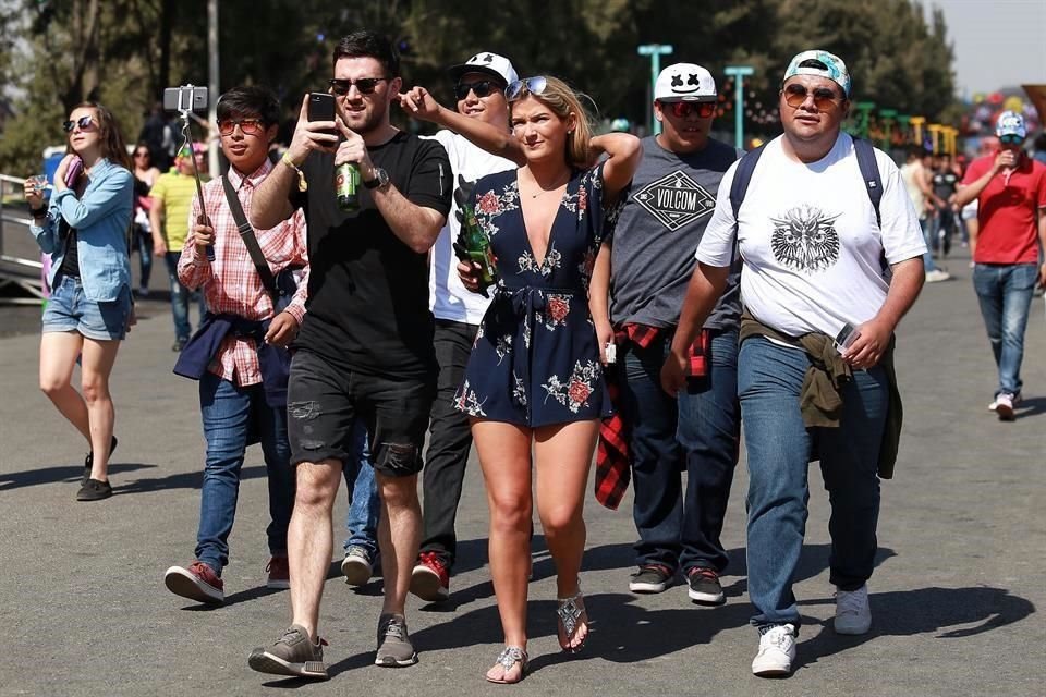 Pese al cansancio del primer día, decenas de jóvenes desafían al Sol y acuden con entusiasmo a la segunda y última jornada del EDC.