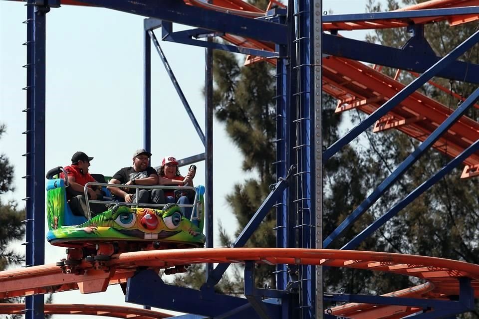 Pese al cansancio del primer día, decenas de jóvenes desafían al Sol y acuden con entusiasmo a la segunda y última jornada del EDC.