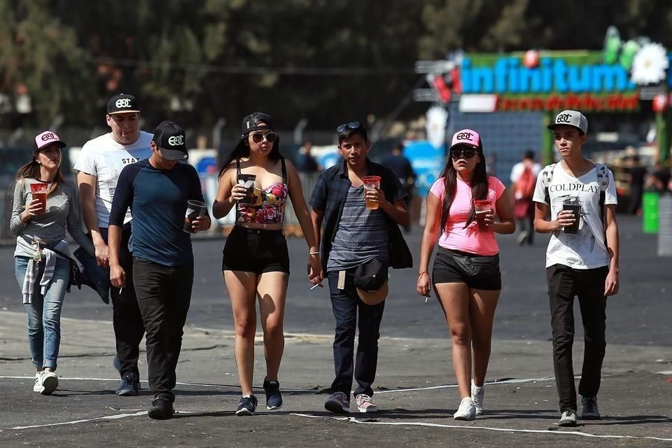 Pese al cansancio del primer día, decenas de jóvenes desafían al Sol y acuden con entusiasmo a la segunda y última jornada del EDC.