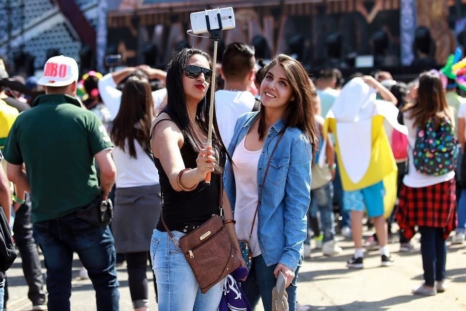 Pese al cansancio del primer día, decenas de jóvenes desafían al Sol y acuden con entusiasmo a la segunda y última jornada del EDC.