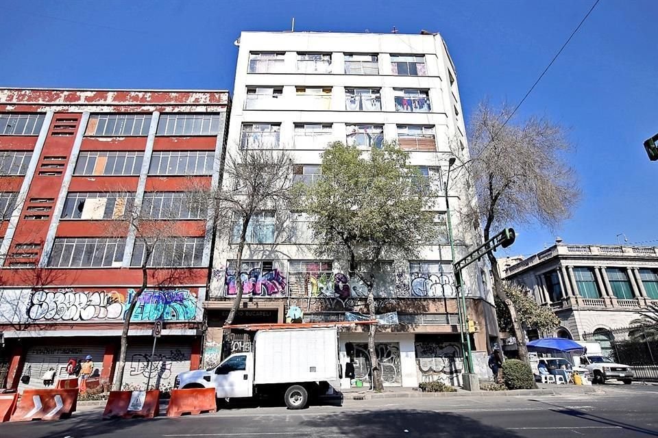 El edificio est actualmente invadido por paracaidistas.