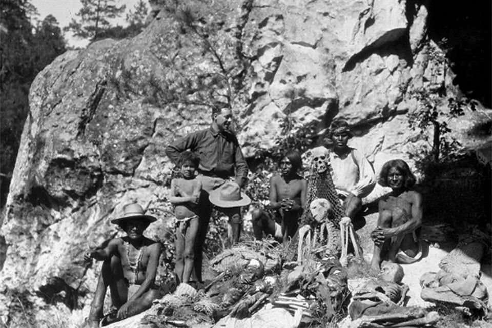 El hallazgo incluyó alrededor de cien fotografías de hace casi un siglo de comunidades rarámuris de la Sierra Tarahumara de Chihuahua.