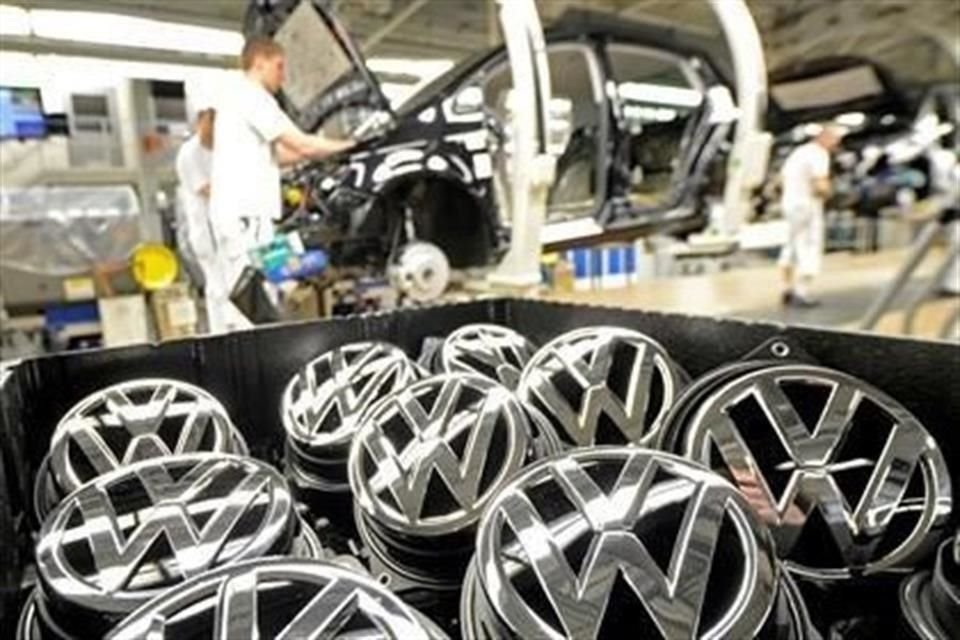 VW revisará 700 mil modelos Tiguan y Touran porque en el panel de luz del techo pueden producirse cortocircuitos en caso de humedad.