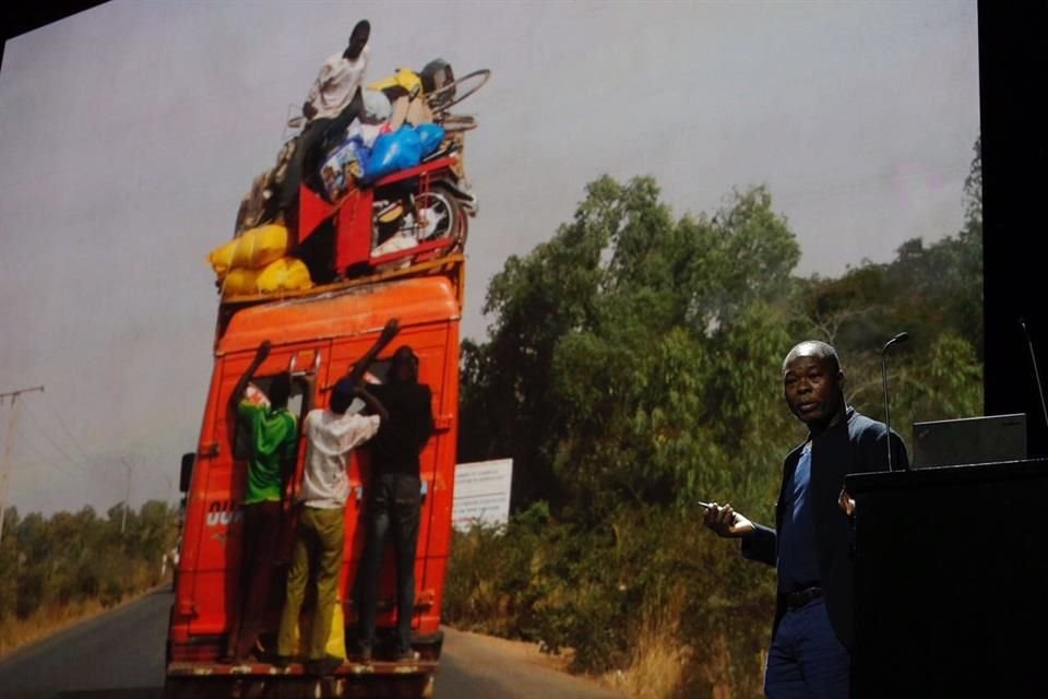 En Burkina Faso, tierra natal del arquitecto, la esperanza de vida es de 50 años y la educación es limitada.