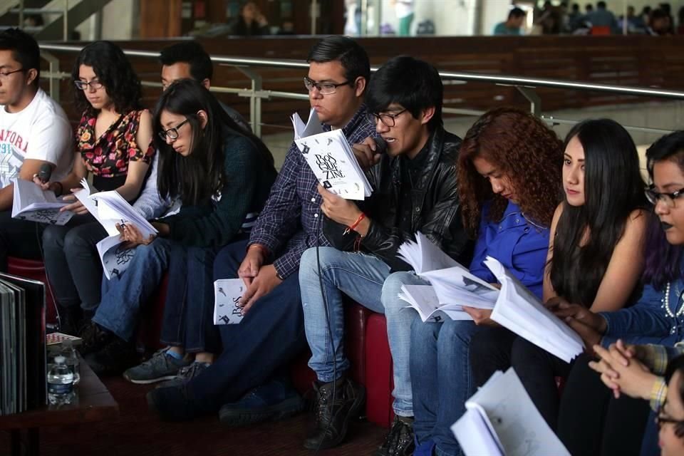 El Consejo Editorial Juvenil de Linternal y Bosques lanzan el manifiesto Soy Joven, Soy Lector. Es un grupo de jóvenes que toman por bandera la literatura hecha por jóvenes