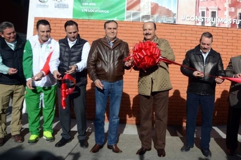 Javier Garfio (de chamarra caf) con Csar Duarte (con moo rojo).