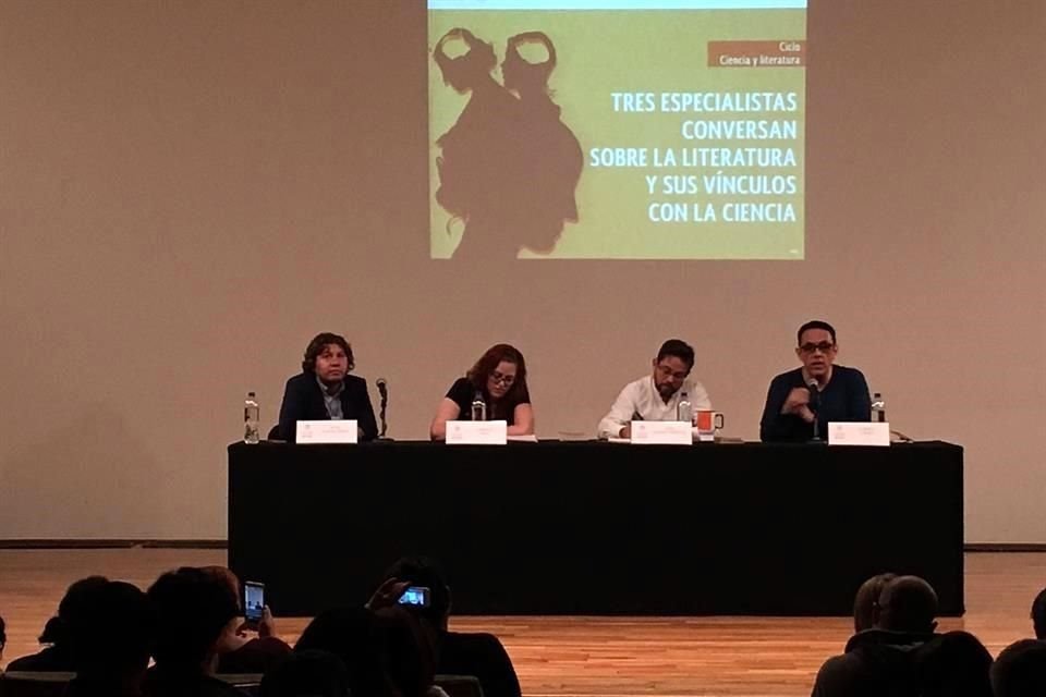 Este mediodía Chimal, Gabriela Frías, escritora y matemática, y Jesús Ramírez-Bermúdez, neurocirujano y autor, se reunieron en la Sala Manuel M. Ponce.