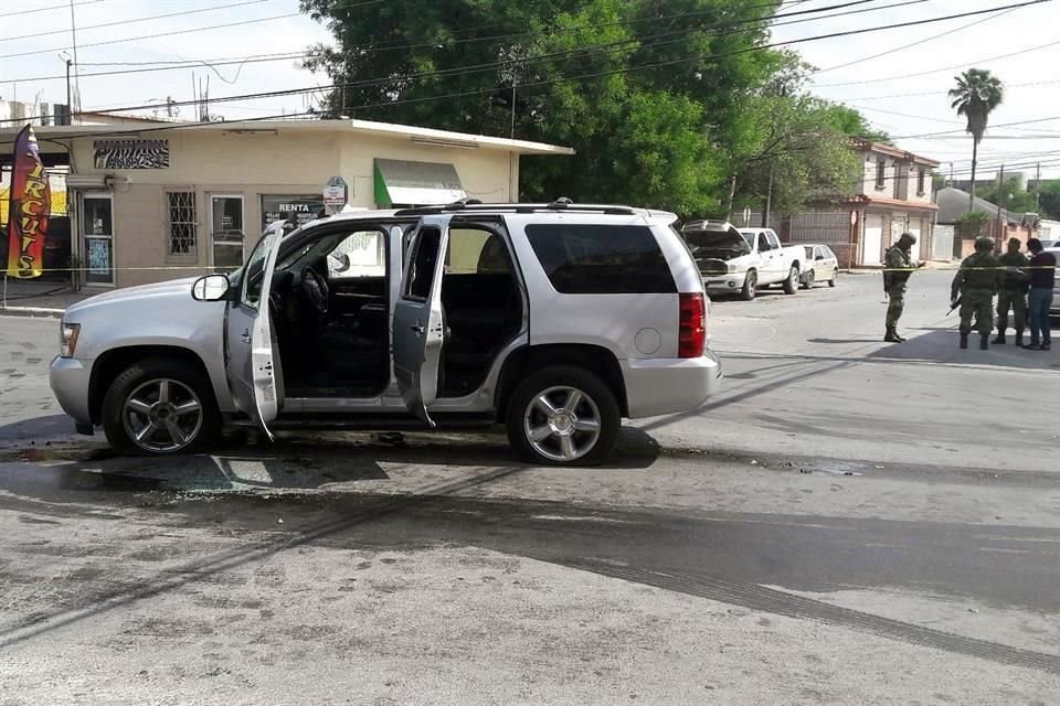 El vehículo de la pareja es una camioneta plateada Tahoe con placas CGM-7741 de Texas.