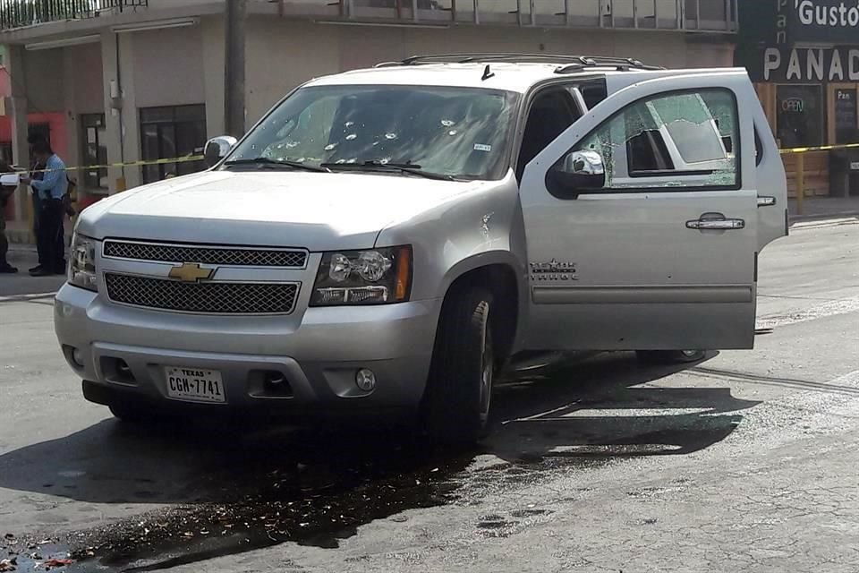 La camioneta quedó rafagueada en el cruce de las calles Río Álamo y Rosalinda Guerrero, en la Colonia Jardín.