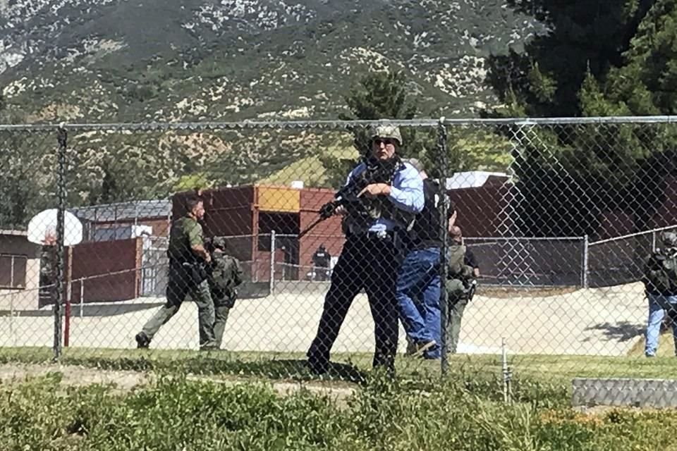 Autoridades reportaron la muerte de una maestra, un niño de ocho años y del agresor, quien luego se suicidó.