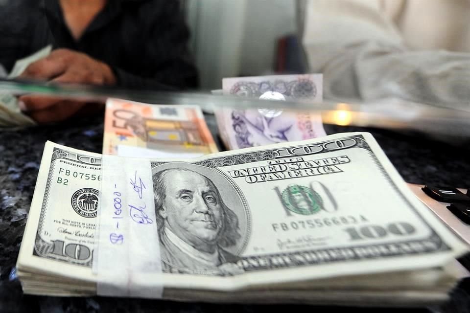 En el Foreign Exchange Market, el dólar se intercambia a 23.4349 pesos. 