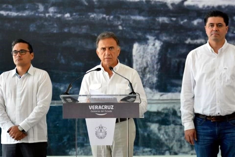 Yunes (centro) hizo un reconocimiento público a la labor del Gobierno federal en la detención de Duarte.