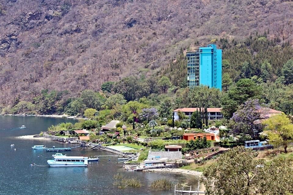 El ex Mandatario de Veracruz, Javier Duarte, recibió a su familia en un lujoso hotel ubicado frente al lago de Atitlán, considerado como uno de los principales destinos turísticos de Guatemala.