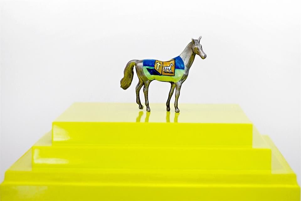 'Exvoto: Milagro del caballo' (2016) forma parte de la muestra. Una pieza como ésta fue colocada en la urna del arquitecto Luis Barragán, tras retirar las cenizas necesarias para hacer el anillo.