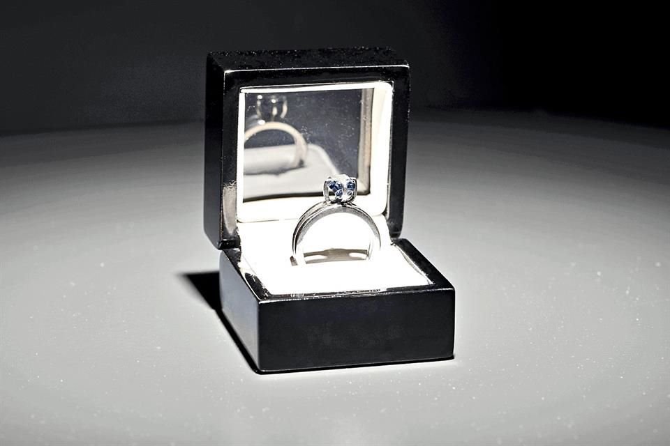 El polémico anillo de diamante hecho con cenizas del arquitecto del proyecto 'The Proposal' ('La propuesta') también será exhibido en el MUAC.